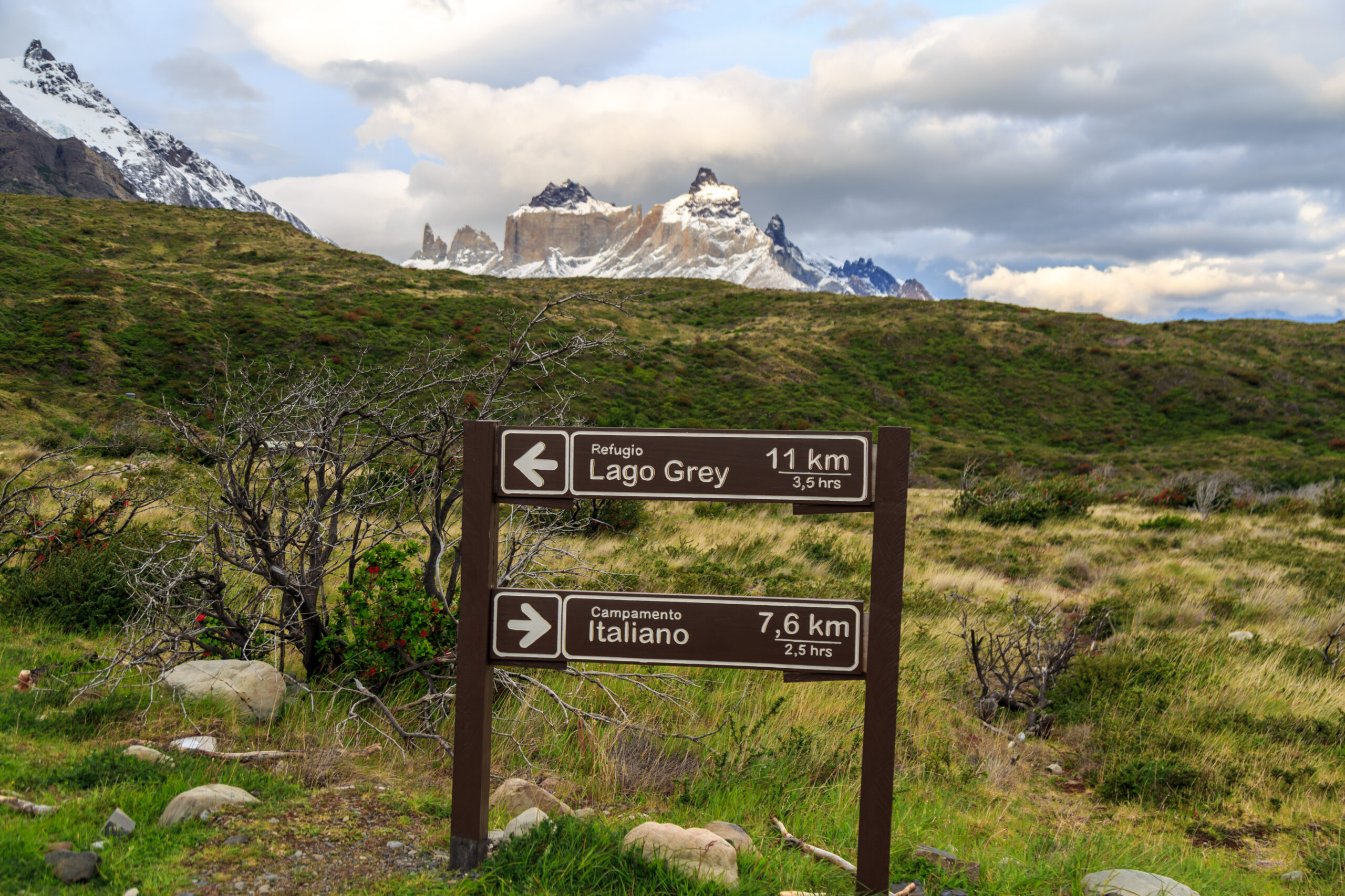 Trail signpost pointing towards Lago Grey and Campamento Italiano in Torres del Paine.